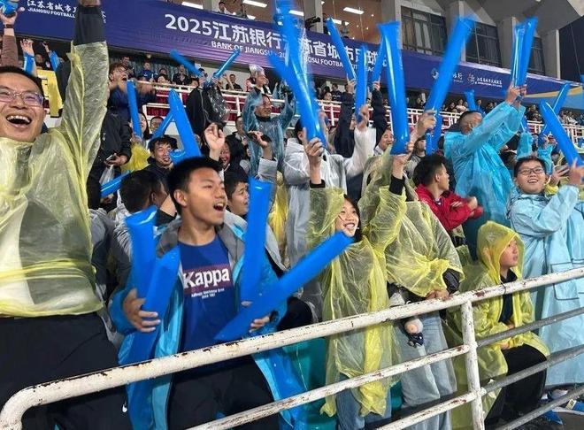 苏超”联赛吸引全国注意又燃又搞笑不朽情缘“没有假球全是世仇”！“(图16)